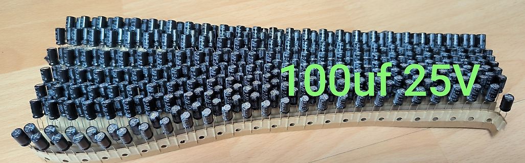 Reihe von Elektrolytkondensatoren auf einem Trägerstreifen