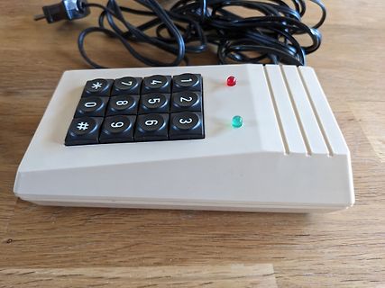 Altes Tastaturgerät mit Ziffernblock und LEDs