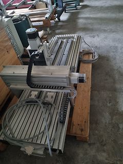 CNC-Fräse oder Linearachse auf Holzpaletten