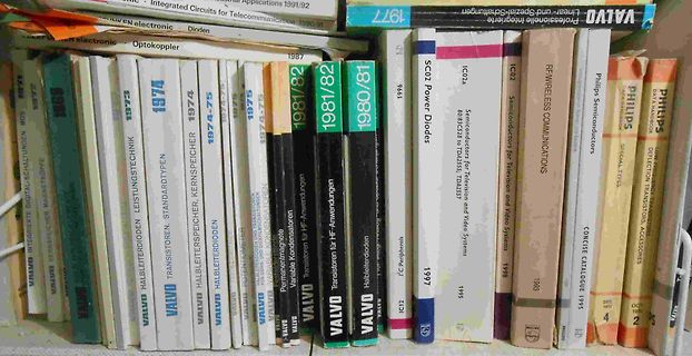 Reihe alter Elektronik-Fachbücher