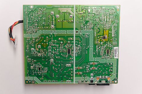 Grüne Leiterplatte mit elektronischen Bauteilen