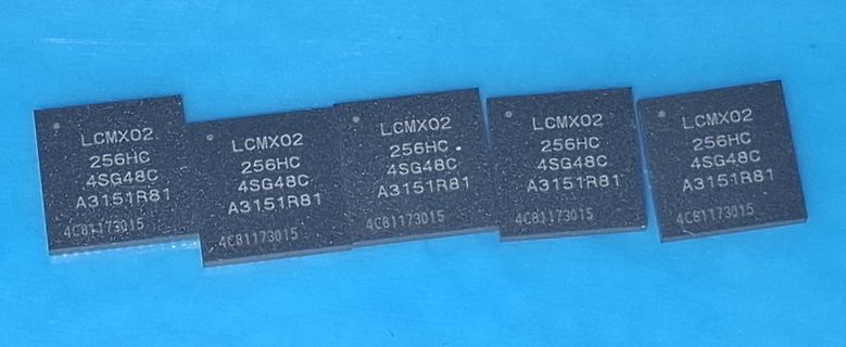 Fünf identische integrierte Schaltkreise LCMX02