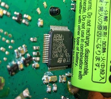 Nahaufnahme eines STM32 Mikrocontrollers auf Leiterplatte