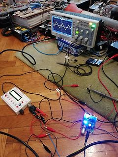 Elektronischer Messaufbau mit Oszilloskop und Netzteil