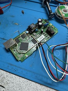 Leiterplatte mit elektronischen Bauteilen und Kabeln