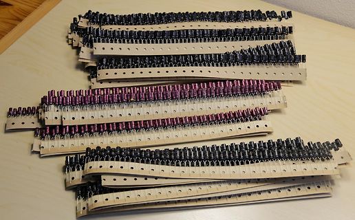 Reihen von Elektrolytkondensatoren auf Papierstreifen
