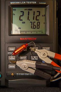 Mastech LCR-Tester misst Elektrolytkondensator