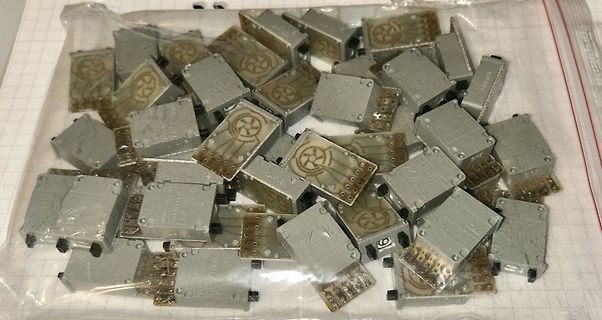 Haufen kleiner metallischer Bauteile in einem Plastikbeutel