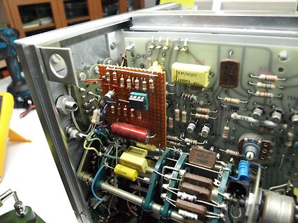 Innenansicht eines elektronischen Geräts mit Leiterplatten und Bauteilen
