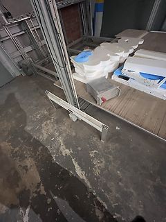 Werkstatt mit Aluminiumprofilen und Schaumstoffteilen