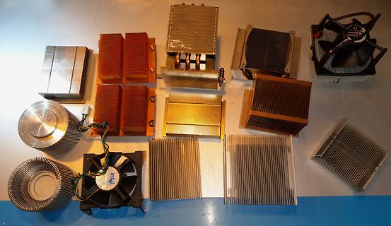 Verschiedene CPU-Kühlkörper und Lüfter