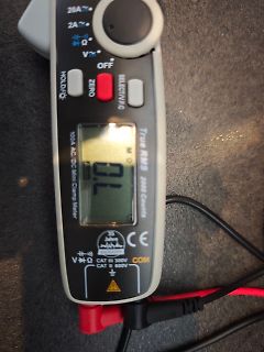 Digitales Multimeter mit Messwert