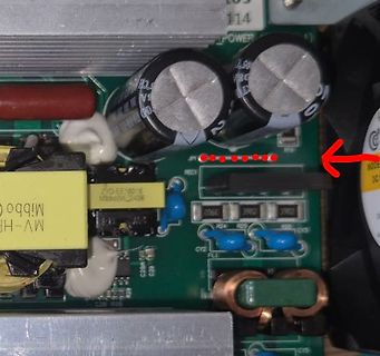 Nahaufnahme einer Leiterplatte mit Elektrolytkondensatoren und Transformator