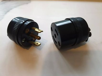 Zwei schwarze Steckverbindungen