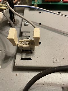 Elektrischer Schalter mit Kabelverbindungen
