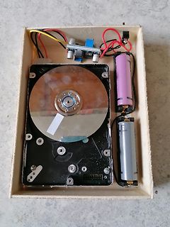 Aufbau mit Festplatte, Akkus und Spannungsregler in Holzbox