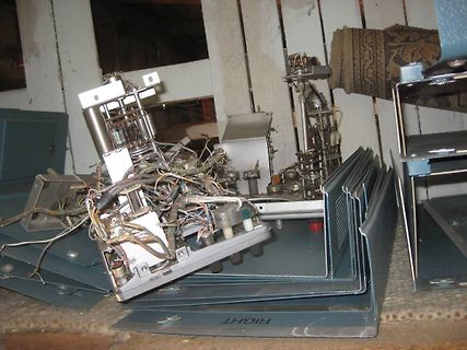 Zerlegtes elektronisches Gerät mit Kabeln und Metallgehäuse