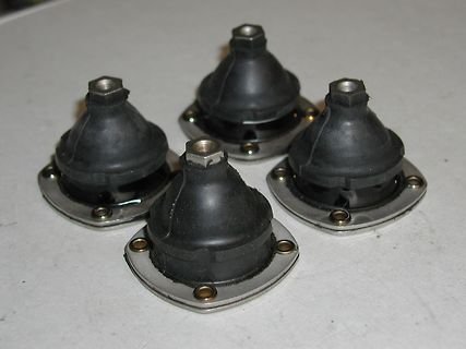 Vier schwarze Gummimanschetten mit Metallflanschen