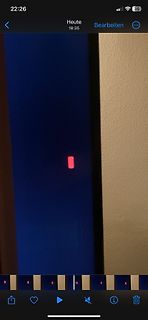 Abfotografierter Bildschirm mit rotem Lichtpunkt