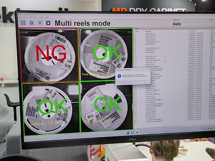 Abfotografierter Monitor einer Qualitätskontroll-Software