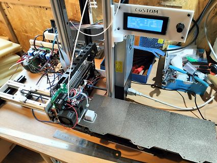 Aufbau eines 3D-Druckers oder CNC-Geräts in Werkstatt