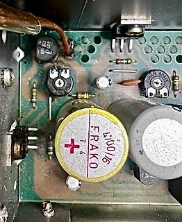 Nahaufnahme einer Leiterplatte mit Elektrolytkondensatoren