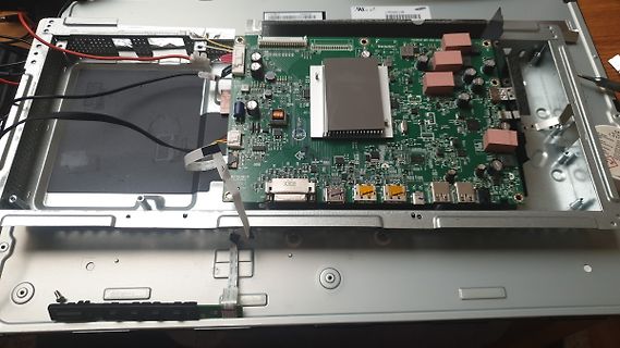 Offene Elektronikplatine in einem Gehäuse