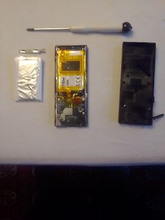 Zerlegtes Mobiltelefon mit Werkzeug