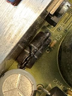 Beschädigte Bauteile auf einer Leiterplatte