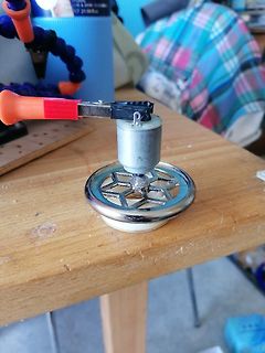Kleiner Elektromotor auf einer Metallplatte