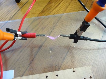 Elektrischer Lichtbogen zwischen zwei Messspitzen