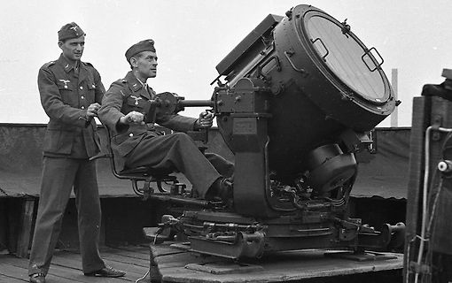 Soldaten mit Suchscheinwerfer