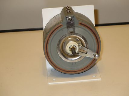 Elektromotor oder Generator auf Halterung