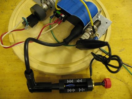 Elektronischer Aufbau mit Netzteil und Potentiometer auf Holzbrett