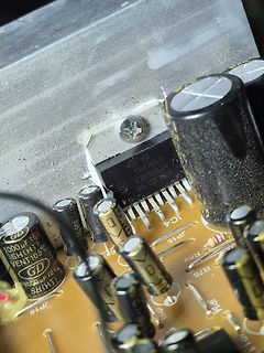 Nahaufnahme einer Leiterplatte mit TDA7265 und Elektrolytkondensatoren