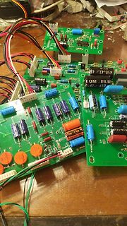 Mehrere grüne Leiterplatten mit elektronischen Bauteilen