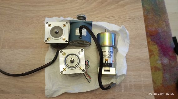 Elektromotoren auf weißem Tuch
