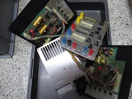Zerlegtes elektronisches Gerät mit Leiterplatten und Gehäuseteilen