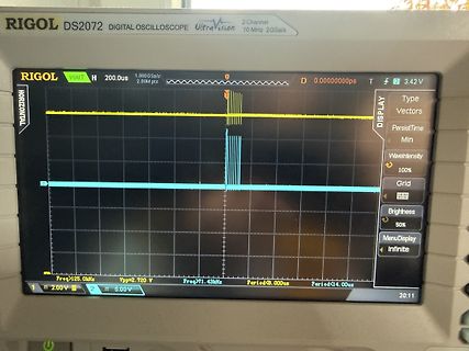 Abfotografiertes Rigol DS2072 Oszilloskop mit Wellenformen
