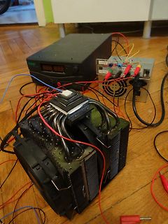 Elektronik-Aufbau mit Netzteil und Kühlkörpern
