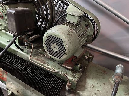 Industriemaschine mit Elektromotor und Lüfter