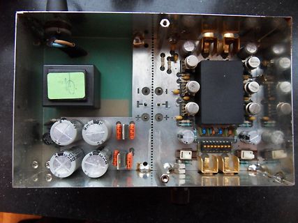Innenansicht eines Netzteils mit Transformator und Elektrolytkondensatoren