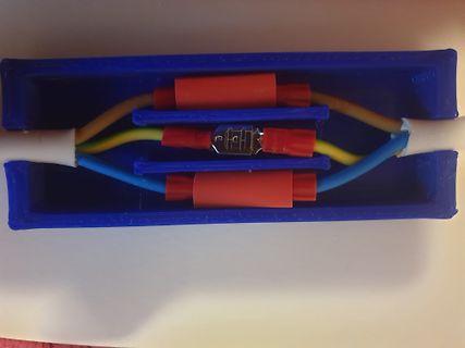 Verdrahtung in blauem Gehäuse mit Schrumpfschläuchen