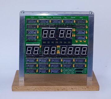 Digitale Uhr auf Leiterplatte mit 7-Segment-Anzeigen
