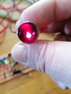 Rote LED zwischen Fingern gehalten