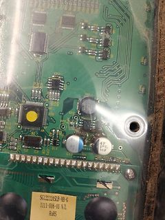 Foto einer Leiterplatte mit elektronischen Bauteilen