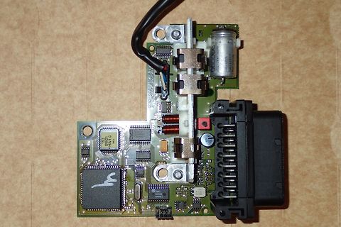Elektronische Leiterplatte mit Bauteilen und Anschlussstecker
