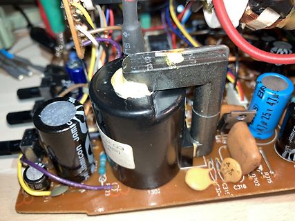 Nahaufnahme einer bestückten Leiterplatte mit Elektrolytkondensatoren