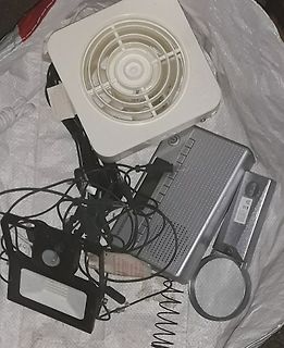Diverse Elektronikgeräte und Kabel in einem Beutel