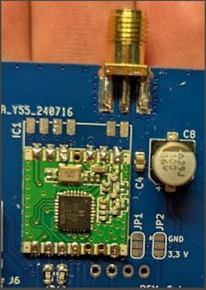 Nahaufnahme einer Leiterplatte mit Modul und SMA-Stecker